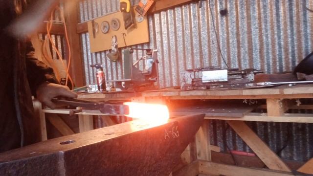 КОРОТКО О ТОМ КАК Я КОВАЛ НОЖ И ПАРКЕТНОГО ДАМАСКА смотреть онлайн