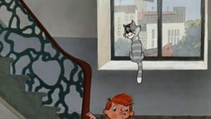 Дядя Федор спускается с бутербродом по лестнице