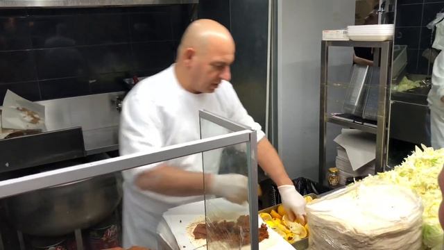 Çiğ Köfteci Ali Usta турецкая уличная еда в Стамбуле.Турция (Чи Кефте - котлеты из булгура) смотреть онлайн