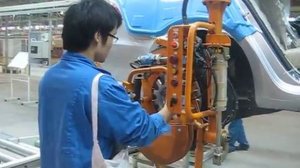 Автомобильная промышленность. Промышленные манипуляторы (роботы манипуляторы).