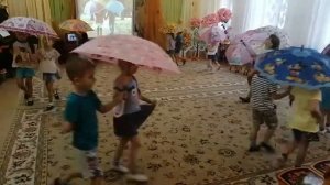 Танец с зонтиками в старшей группе.