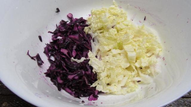 Салат из красной капусты с курицей и помидором
