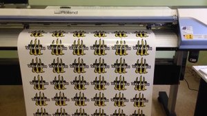 Печать наклеек на самоклеющейся пленке