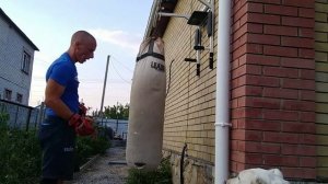 Работа по груше.Отрабатываем боковые,прямые,нижние,удары локтём