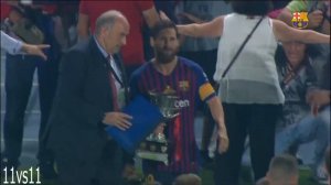 Месси впервые поднимает трофей в качестве капитана " Барсы "