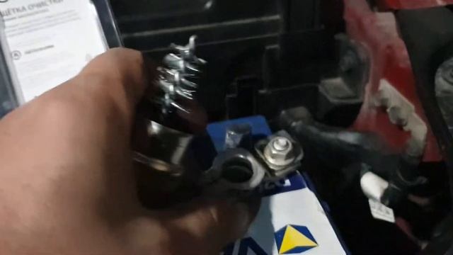 Щетка для очистки клемм аккумулятора. смотреть онлайн