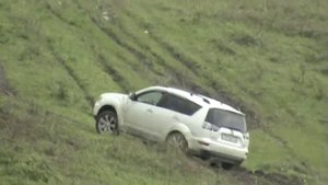 Outlander XL. На паркетнике по грязи ;)