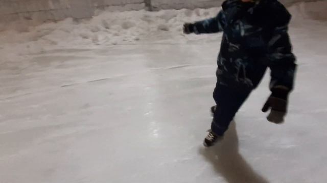 Обучение ребенка катанию на коньках