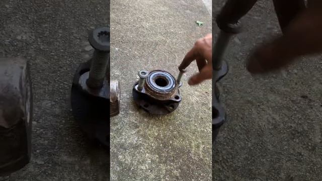 B6 A4 - Front wheel bearing assembly replacement