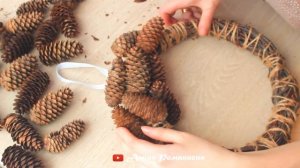 Рождественский венок из шишек своими руками  Как сделать новогодний венок  Основа для венка