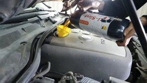 Заливаем моторное масло Eni в Wolksvagen Touareg