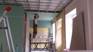 Как одному прикрутить к потолку лист гипсокартона..