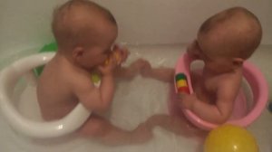 близнецы купаются) как купать двойню