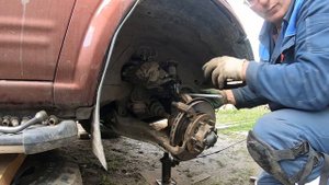 Ремонт ОПЕЛЬ ФРОНТЕРА ,меняю шаровую и рулевой наконечник.