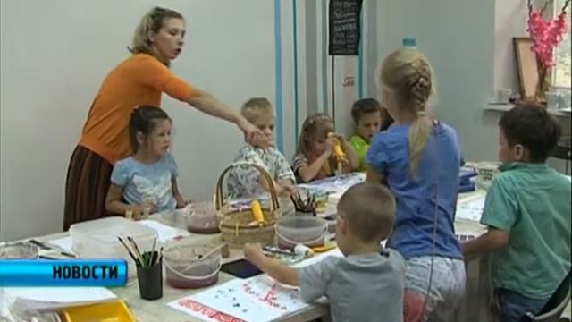 Не отрываясь от производства. Здесь детям можно рисовать и хулиганить смотреть онлайн