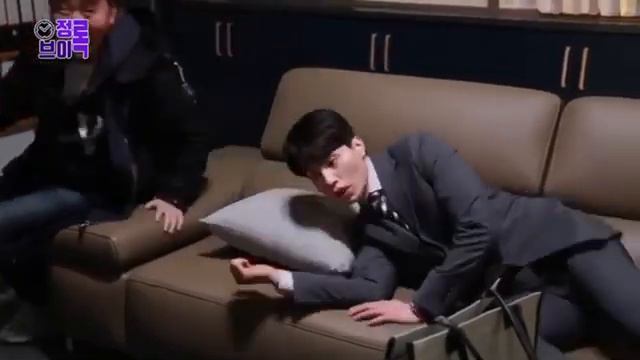 When Lee Young is very tired 😴 Когда Ли Ён сильно устал смотреть онлайн
