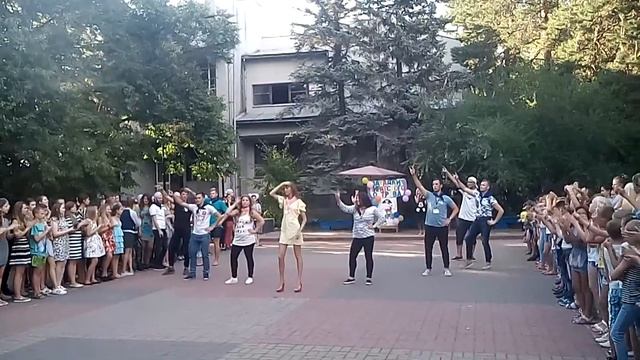 Как танцуют вожатые в лагере "Днепр" смотреть онлайн