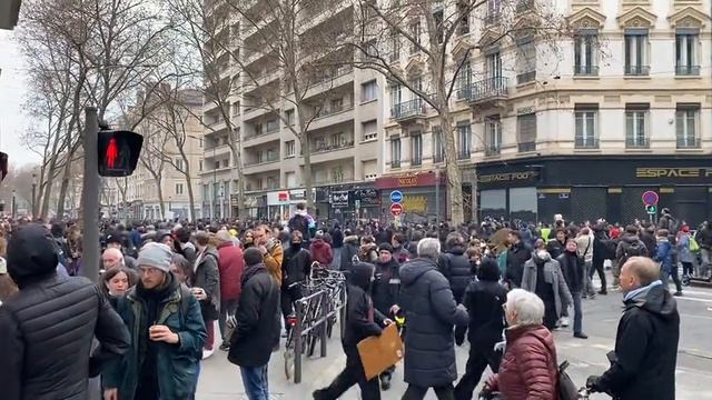 Забастовка против пенсионной реформы прошла в крупнейших городах Франции