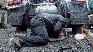 Замена тормозного энергоакуммулятора  Дальнобой слесарь Бурные выходные