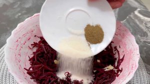 Быстрый салат из сырой свеклы! Дети съедают на УРА! Салат из маринованной свеклы. Салат из свеклы