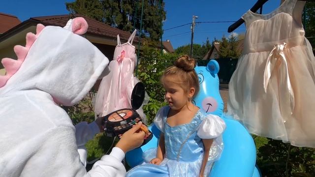 Милана и Ника в необычном салоне красоты для детей.