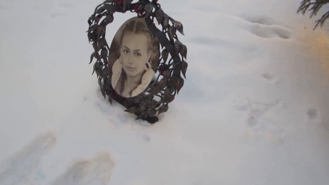 Один из вариантов установки фотографии на могиле. Большая кованная подставка под фотографию