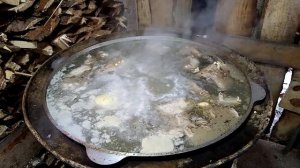 Гороховый Суп. Гороховый суп в казане на костре.