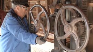 Видео работы шведской 500-летней лесопилки на водной тяге.