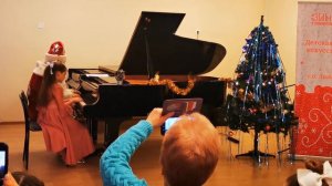 В 4 руки на рояле с Дедушкой Морозом! Старинный гобелен, фортепиано.