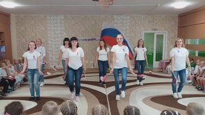 МБ ДОУ "Детский сад N237" г. Новокузнецк, флешмоб педагогов "День Российского флага"