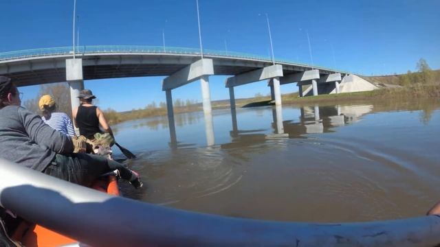 На катамаране под мостом. смотреть онлайн