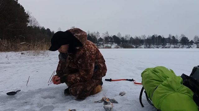 Зимова риболовля в Україні , рибалка на окуня ,рибалочка на ляща  .