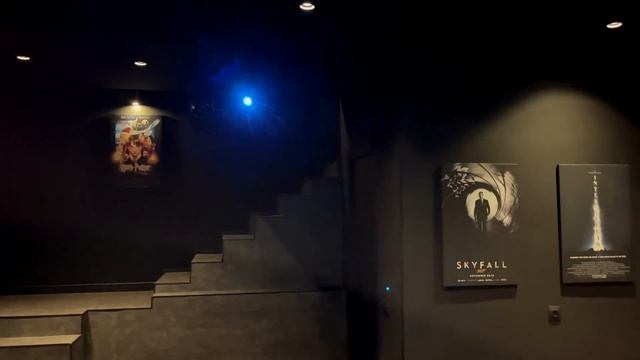 Домашний кинозал в подвале таунхауса с проектором JVC, экраном 158" и Dolby Atmos