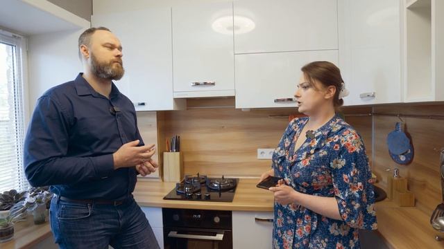 Обзор маленькой угловой кухни с трубами смотреть онлайн