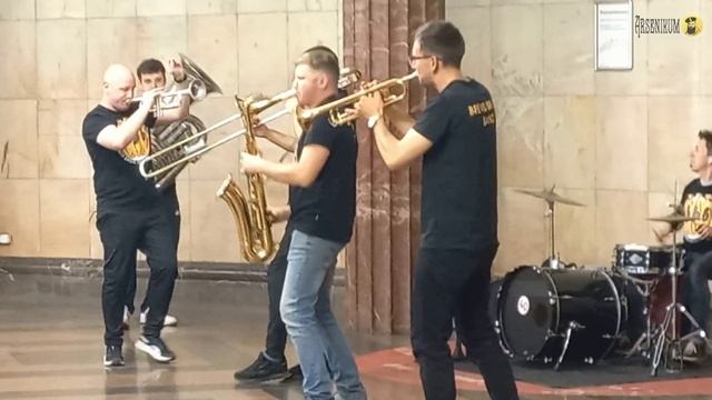 «Brevis Brass Band» и их уличное представление