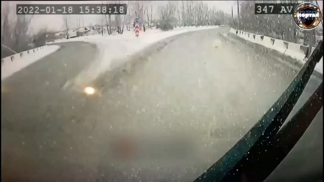 Перегородил на фуре: ДТП с автобусом в Красноярске смотреть онлайн