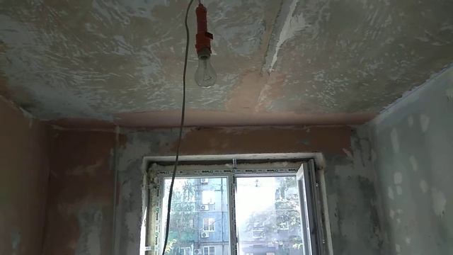 Первый день работы.Ремонт спальни,малярные работы,стены под обои,потолок ремонт под покраску.