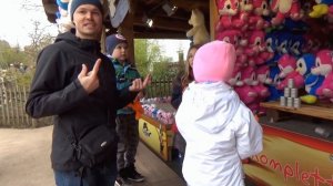 Катя и Макс катаются в парке аттракционов