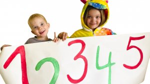 Лера и мама учат малыша считать.