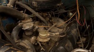 Где находится бензонасос на Зил 130.