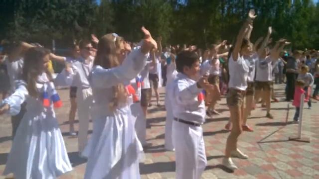 Флеш-моб День российского флага смотреть онлайн