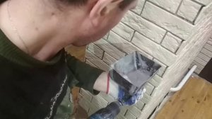 Заполнение швов крупнозернистой фугой.