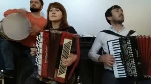 Красиво поет на гармошке даргинская женщина - 2021