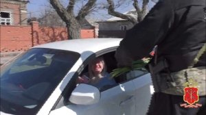 Петербургская полиция провела акцию Цветы для автоледи в Мариуполе