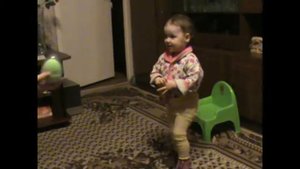 Годовалый ребенок пытается объяснить