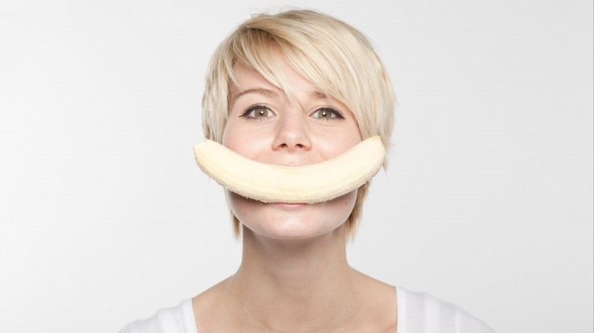 Бананом по лицу: новый тренд на омоложение набирает популярность в соцсети