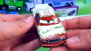 МАШИНКИ В БАССЕЙНЕ Вспыш и машинки в воде НА ВОДНЫХ КОЛЕСАХ Умные Дети ТВ cars pool ТаТаШоу