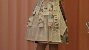 Платья из газет и мусорных пакетов!