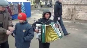 цыганята поют  и играют на аккордеоне очень круто