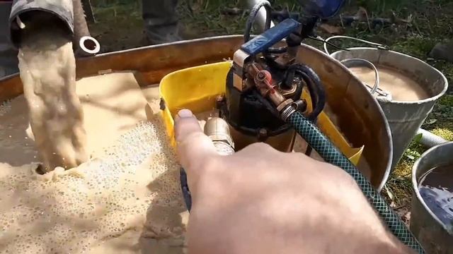 Бурение абиссинской скважины, поиск чистой воды